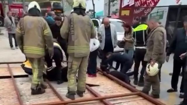 Bağdat Caddesi'nde ikiz kardeşler inşaat panosunun altında kaldı