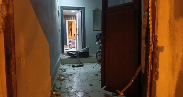 Yüreğir'de eve el yapımı patlayıcı atıldı, 5 kişi panikledi