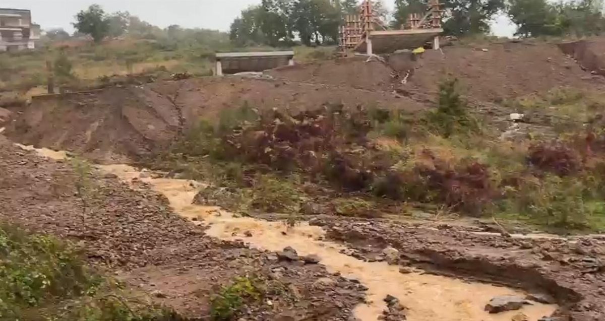Şile'de Yağış Sonrası Yolda Toprak Kayması Oluştu