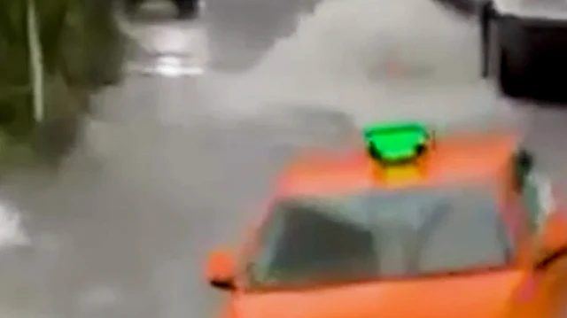 Şişli'de sağanak yağış nedeniyle kanalizasyon taştı