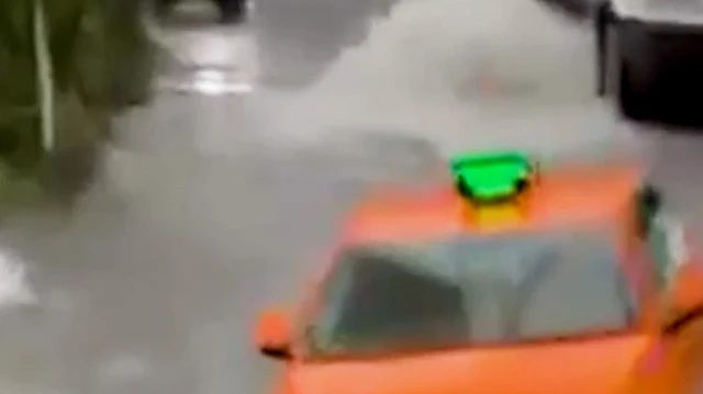 Şişli'de sağanak yağış nedeniyle kanalizasyon taştı