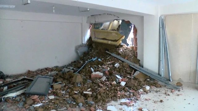 Pendik'te frenleri boşalan hafriyat kamyonu binaya girdi