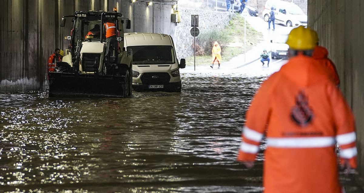 İstanbul'da Fırtına Uyarısı: Saat Verildi