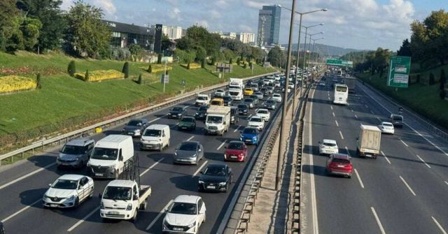 İstanbul'da Pazartesi Trafiği Yoğunlaşıyor