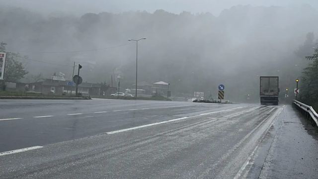 Bolu Dağı geçişinde sis nedeniyle görüş mesafesi düştü