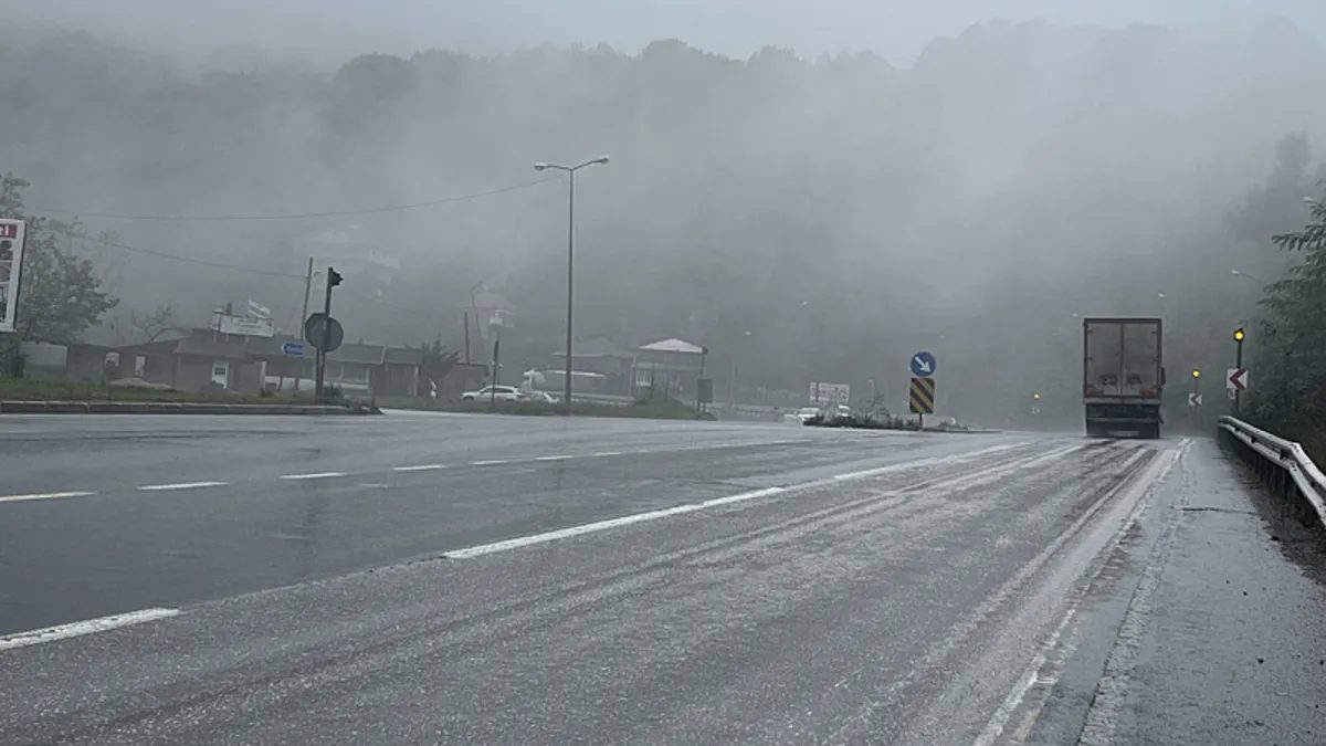 Bolu Dağı geçişinde sis nedeniyle görüş mesafesi düştü
