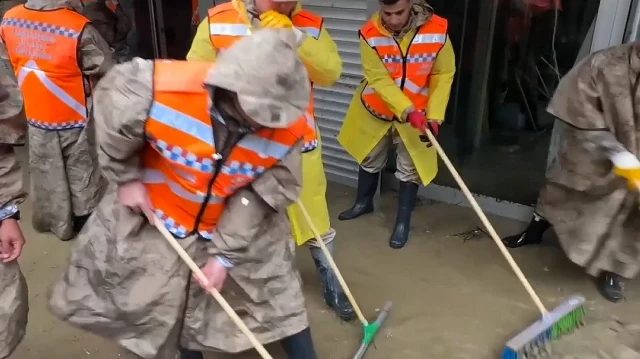 İstanbul Sarıyer'de Jandarma Ekipleri Sel Temizliğine Katıldı