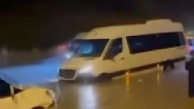 Ümraniye'de sağanak yağış, Nevzat Demir Tesisleri yolunu etkiledi