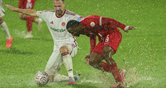 İstanbul'da Ümraniyespor-Boluspor Maçı Yağmur Nedeniyle İptal Edildi