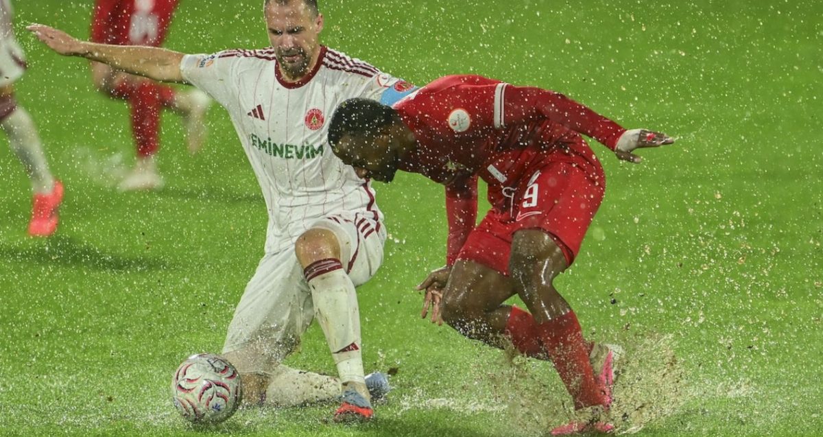İstanbul'da Ümraniyespor-Boluspor Maçı Yağmur Nedeniyle İptal Edildi