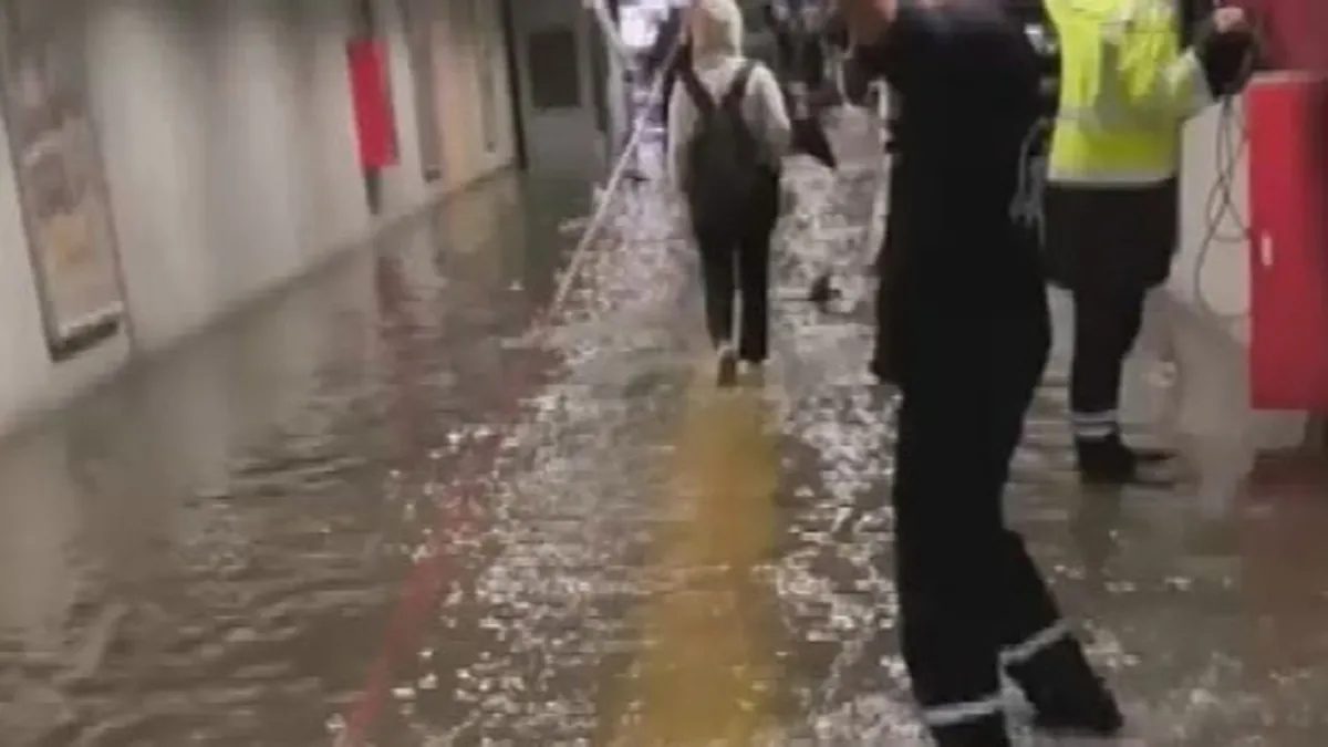 İstanbul'da sağanak yağış toplu ulaşımı olumsuz etkiledi