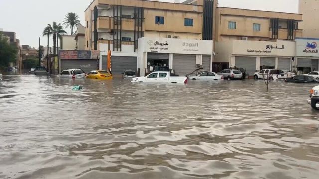 Trablus'ta Şiddetli Yağmur Yol ve Caddeleri Su Bastı