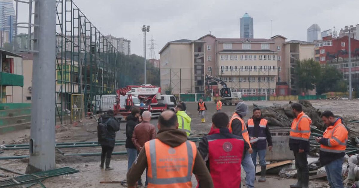 Sarıyer'de sağanak sonrası riskli yapılar yıkılmaya başlandı