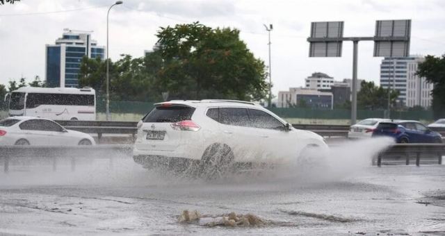 İstanbul'da Sağanak Yağışlar: Beykoz'da Yollar Suyla Dolu