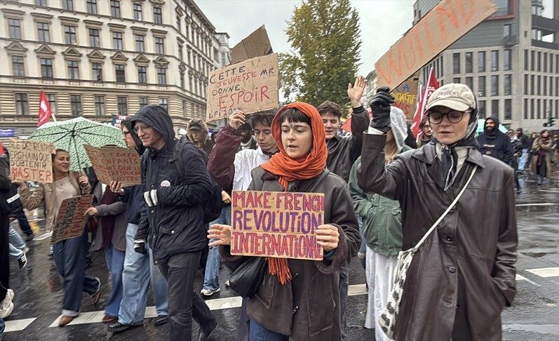 Berlin'deki Öğrenciler Fransa'daki Eylemlere Destek Yürüyüşü Düzenledi