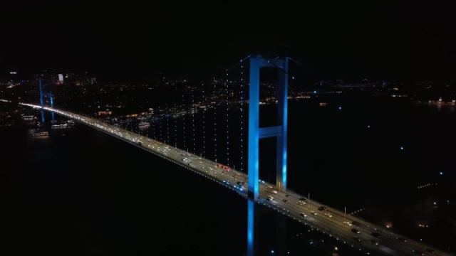 İstanbul Boğazı’ndaki köprüler Türk Dünyası Günü için turkuaz oldu