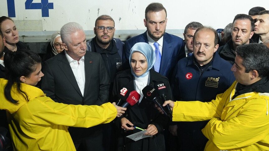 Bakan Göktaş, Sarıyer Ayazağa'da sel sonrası incelemelerde bulundu