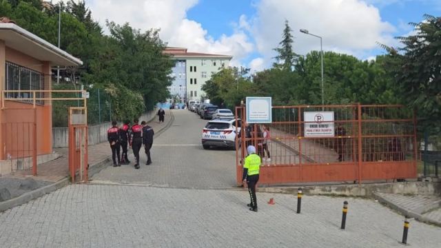 Başakşehir'de Okula Bıçakla Gelen Şüpheli Adliyeye Sevk Edildi