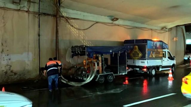 Zincirlikuyu'da Altyapı Çalışması Sırasında Su Borusu Patladı