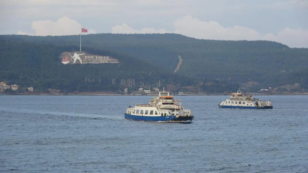 Bozcaada'ya Feribot Seferleri Olumsuz Hava Nedeniyle İptal Edildi