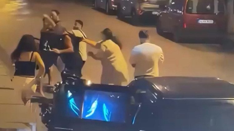 Kamiloba Mahallesi'nde Trafikte Kavga: Tekme ve Yumruklar Havada Uçuştu