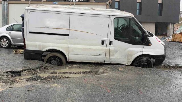 Arnavutköy'de yağış sonrası yol çöktü, hafif ticari araç mahsur kaldı