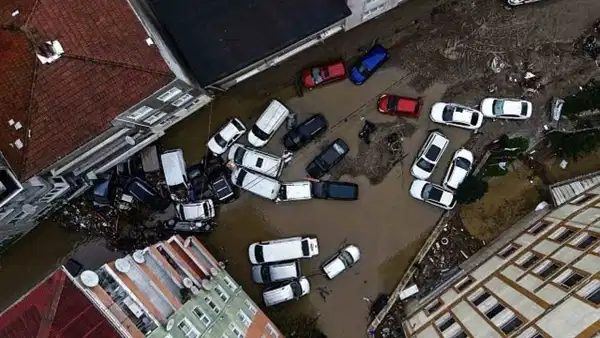 Ayazağa'da Sel Suları Araçları Sürükledi