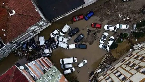 Ayazağa'da Sel Suları Araçları Sürükledi