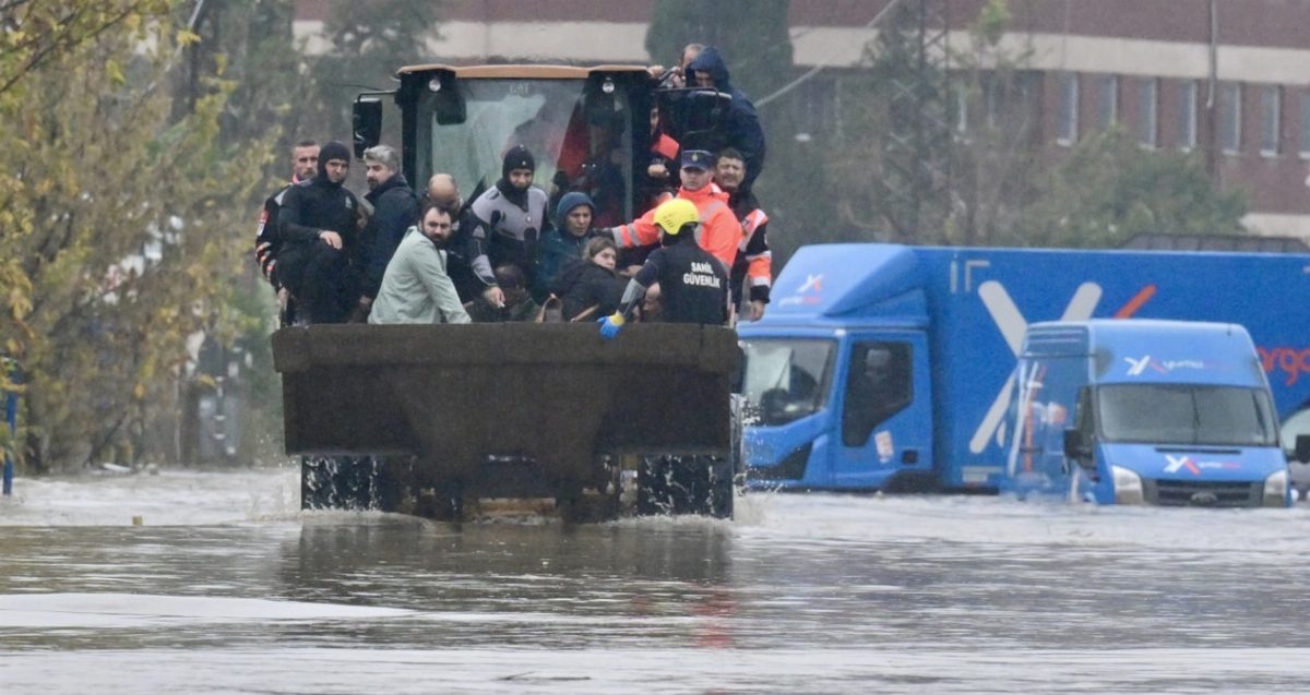 İstanbul için yağış uyarısı: Bakan evden çıkmayın dedi