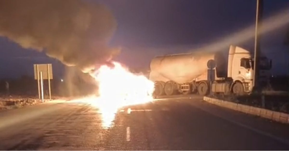 Adana'da TIR'a çarpan otomobil alev aldı, sürücü yaralandı