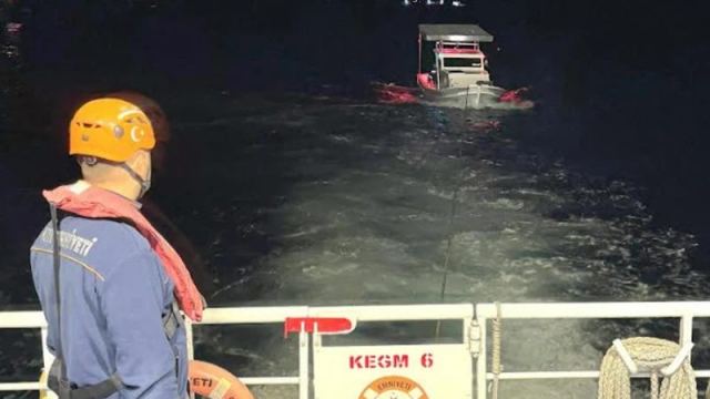 Çanakkale Boğazı'nda sürüklenen tekneye müdahale edildi