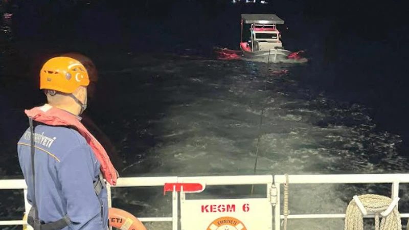 Çanakkale Boğazı'nda sürüklenen tekneye müdahale edildi