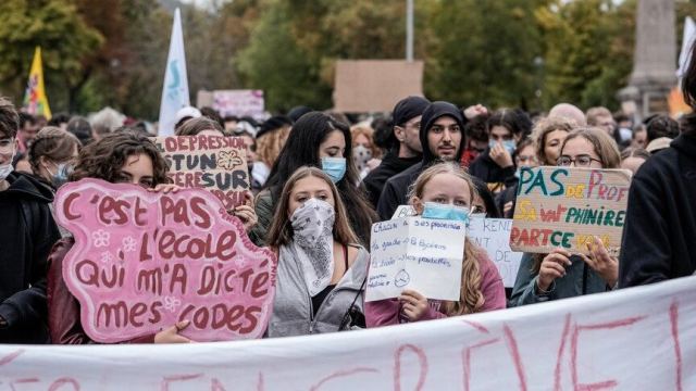 Fransa'da lise eylemlerinde öğrencilerin pankartları dikkat çekti