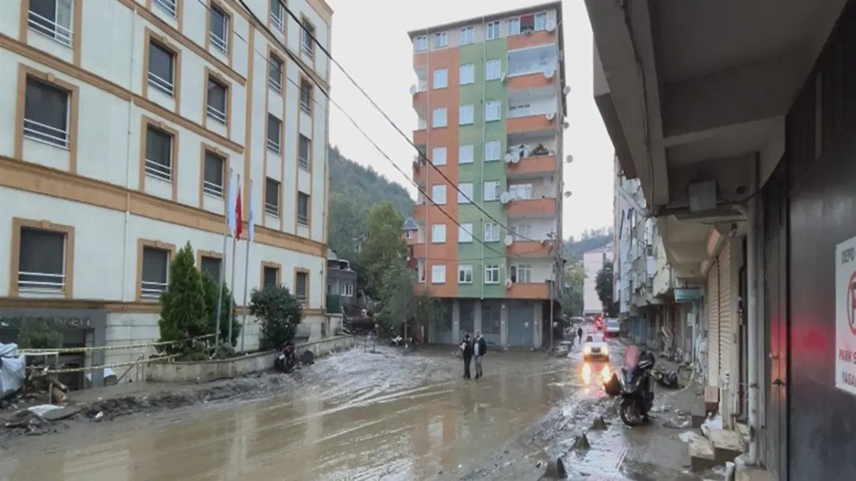 Ayazağa'da sel sonrası enkaz kaldırma ve temizlik çalışmaları başladı