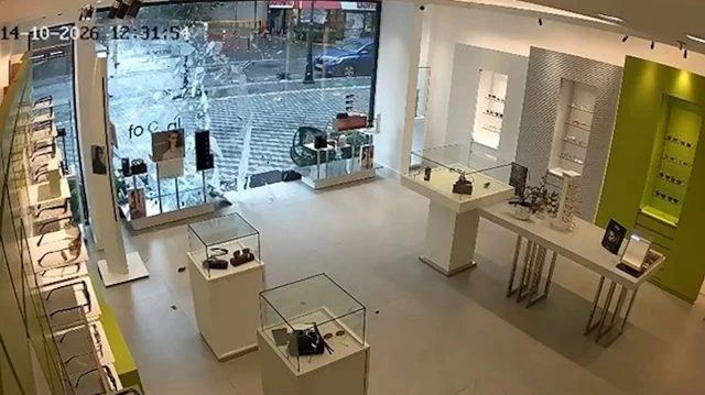 Beylikdüzü'nde Şiddetli Rüzgar Gözlükçünün Cam Kapısını Kırdı