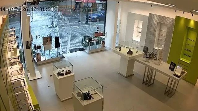 Beylikdüzü'nde Şiddetli Rüzgar Gözlükçünün Cam Kapısını Kırdı