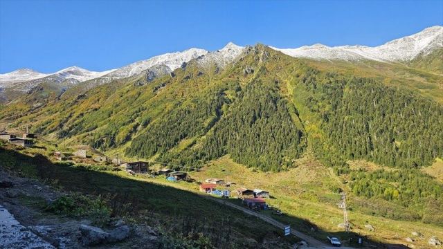 Kaçkar Dağları'nda sonbahar ve kış bir arada yaşanıyor