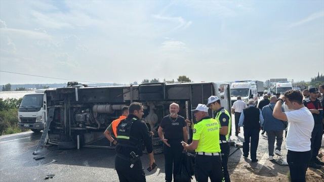Antalya'da midibüs devrildi, 17 kişi yaralandı