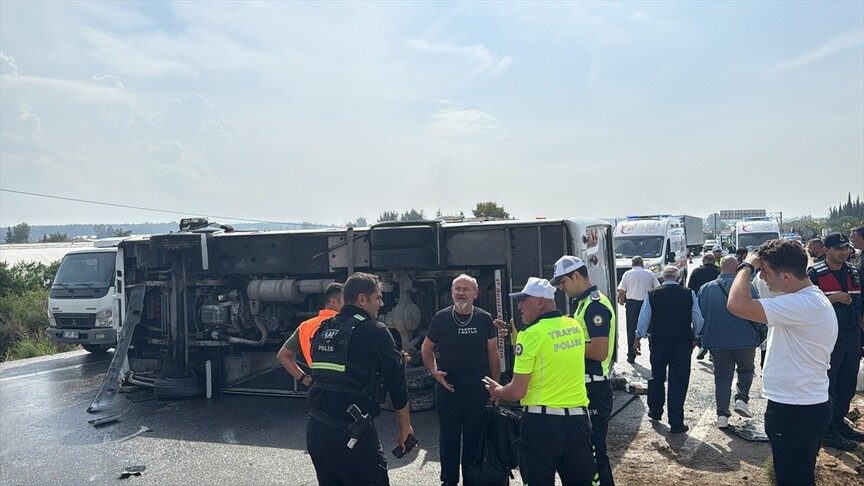 Antalya'da midibüs devrildi, 17 kişi yaralandı