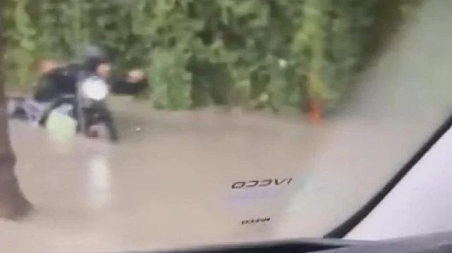 Halkalı'da Motosiklet Sürücüsü Yağmur Sularına Gömüldü