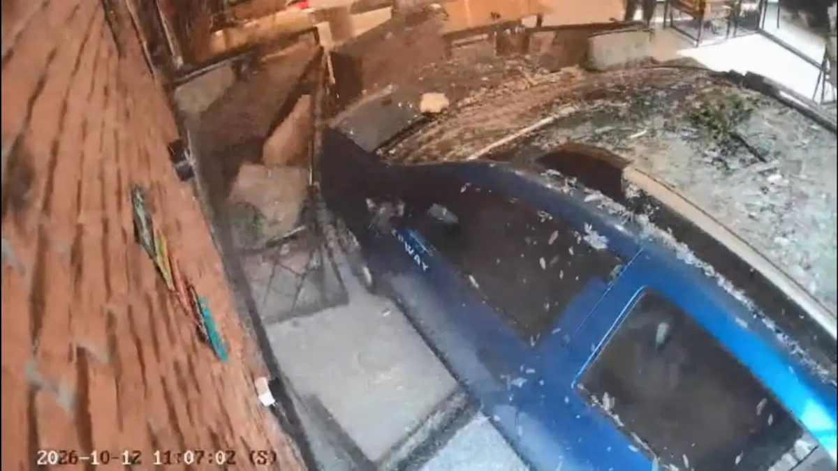 Esenyurt'ta otomobil park halindeki araca çarparak börekçiye girdi