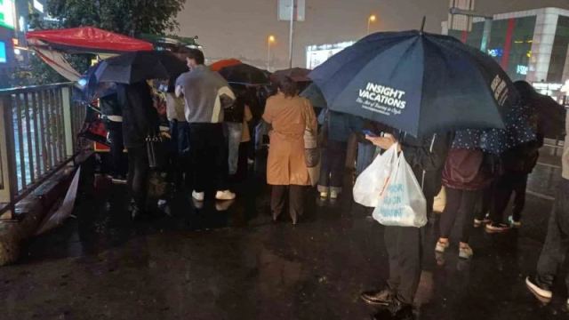 İstanbul'da Sağanak Yağmur Trafiği Kilitledi