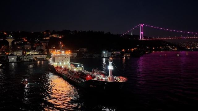 İstanbul Boğazı'nda tanker tehlikesi: Karaya oturmaktan son anda kurtuldu