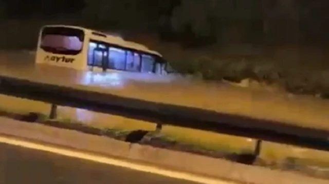 Şile Otoyolu'nda sağanak yağış nedeniyle taşkın meydana geldi