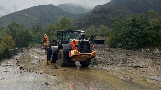 Sakarya'da Heyelan Nedeniyle Yol Kapandı
