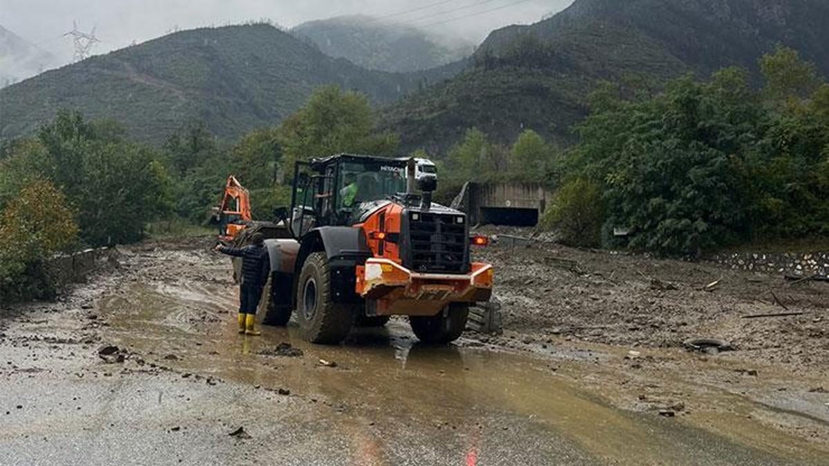 Sakarya'da Heyelan Nedeniyle Yol Kapandı