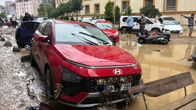 İstanbul Ayazağa'da sel felaketi 2 kişinin hayatını kaybetmesine neden oldu