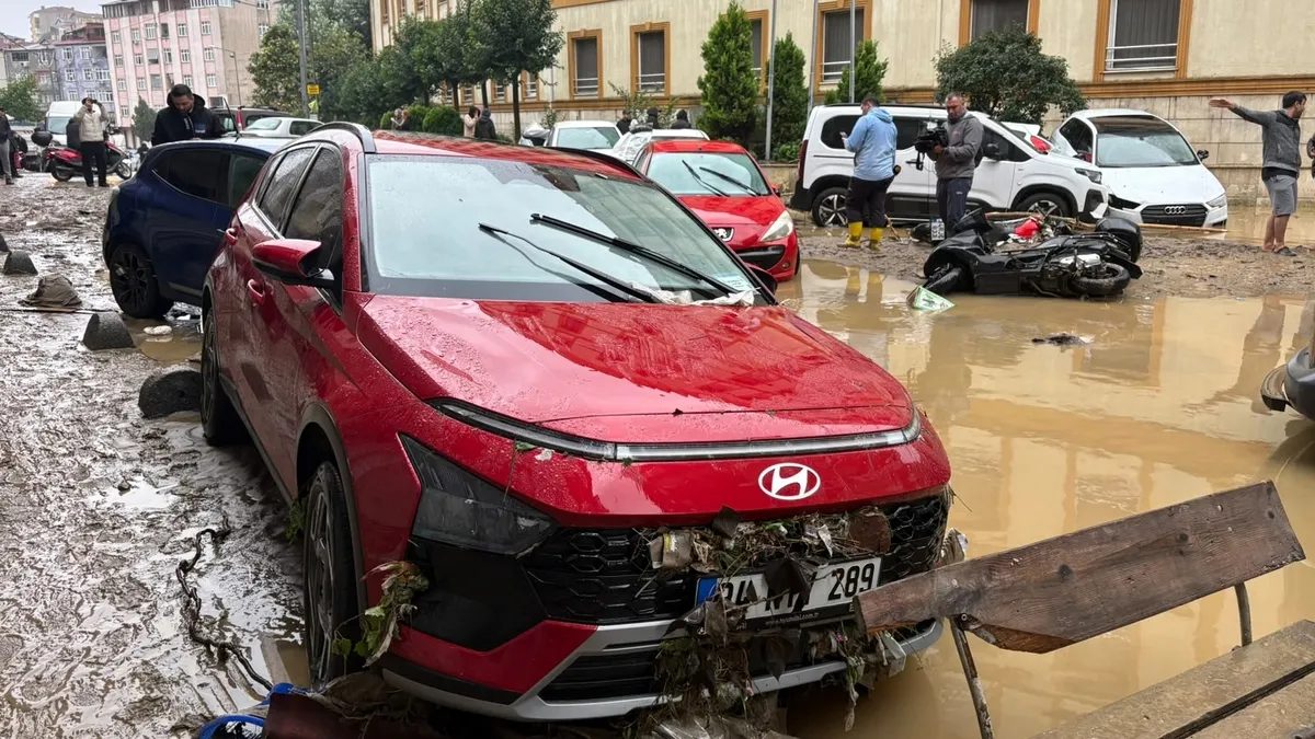 İstanbul Ayazağa'da sel felaketi 2 kişinin hayatını kaybetmesine neden oldu