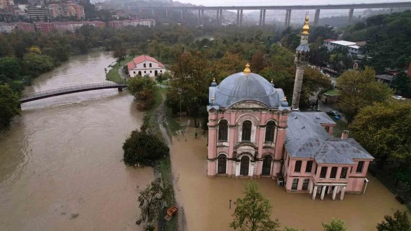 İstanbul'da sağanak sonrası Sadabat Camii sular altında kaldı