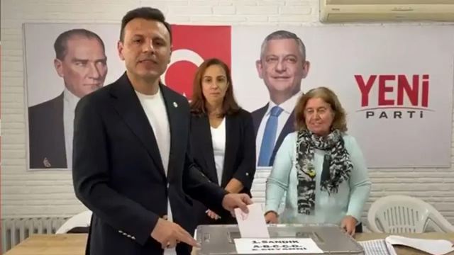 Özgür Çelik, İstanbul'daki YENİ Parti üyelerine oy çağrısı yaptı